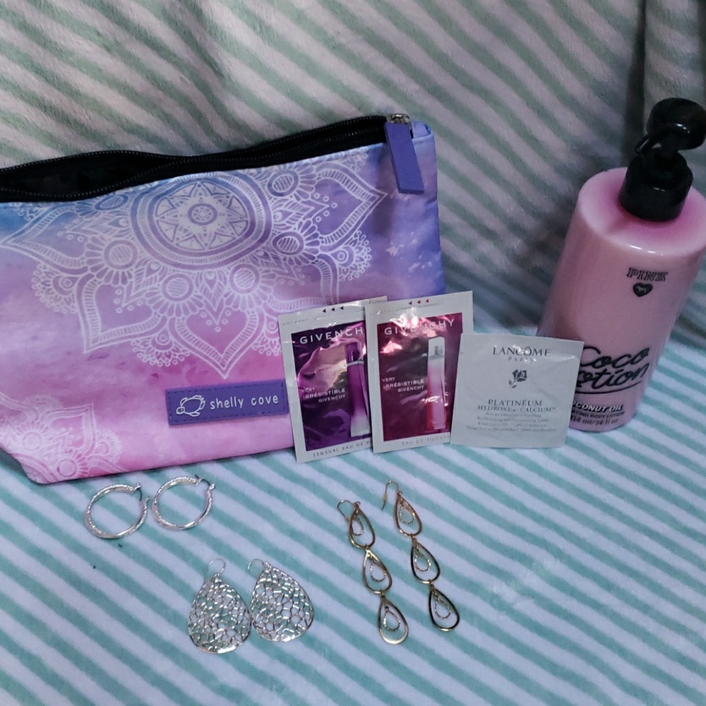Shelly Cove makeup bag with extras